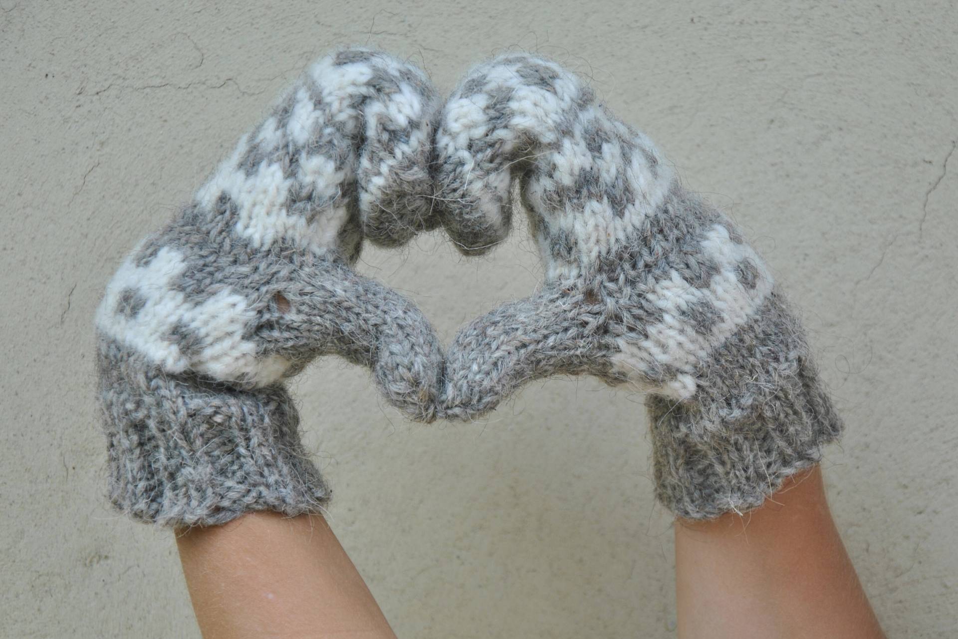 Wollfäustlinge Gestrickte Schachbrett Handschuhe, Größe L Wollfäustlinge Gestrickte Schachbrett Handschuhe, Größe L von FiraworkshopTextile