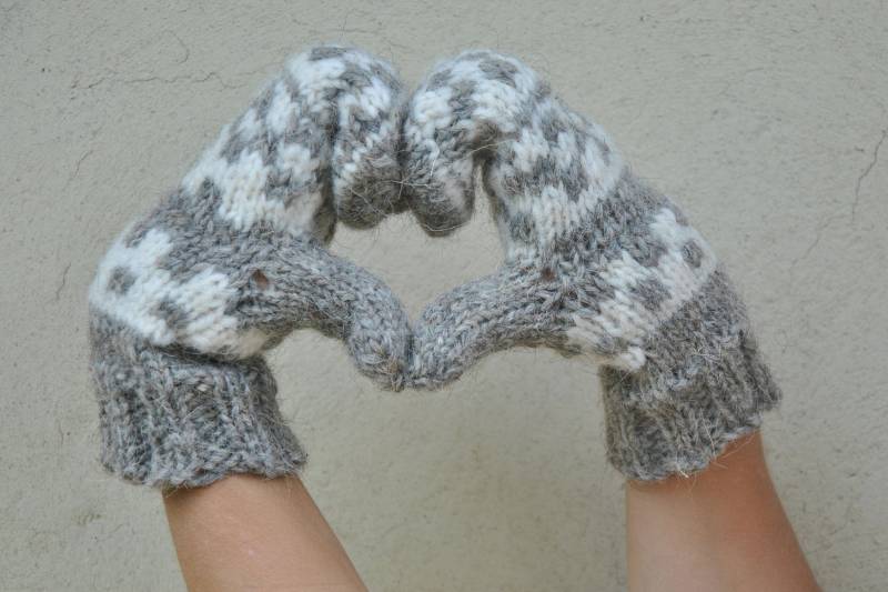 Wollfäustlinge Gestrickte Schachbrett Handschuhe, Größe L Wollfäustlinge Gestrickte Schachbrett Handschuhe, Größe L von FiraworkshopTextile