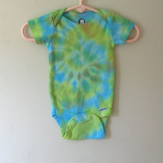 Gefärbter Body Baby Neugeborene 0-3 Monate von FireWarpedGlass