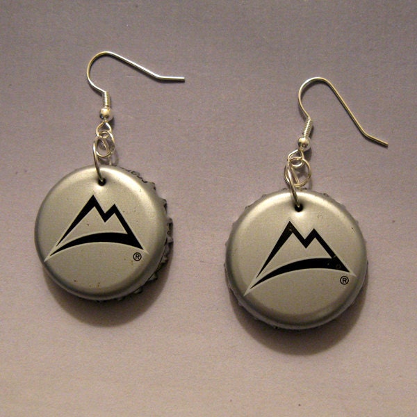 Ohrringe Aus Recycelten Bierflaschenverschluss Coors Light Mountains von FireWarpedGlass
