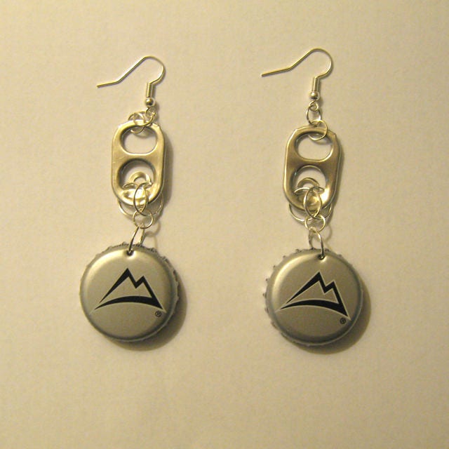 Recycled Can Tab Flaschenverschluss Ohrringe Coors Hellbier von FireWarpedGlass