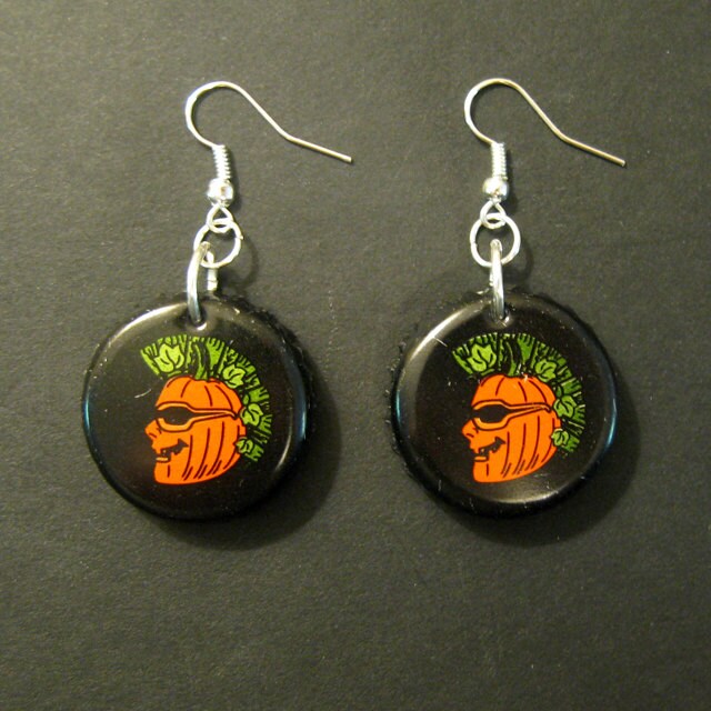 Recycled Kürbis Bier Flasche Cap Ohrringe Schock Top von FireWarpedGlass