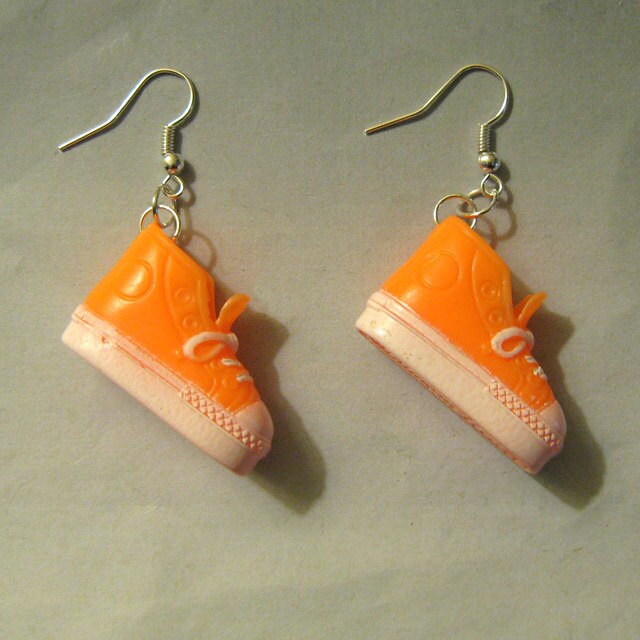 Schuh-Ohrringe Im Upcycling Orange Style Doll Sneaker Ohrringe Blacklight Reactive von FireWarpedGlass