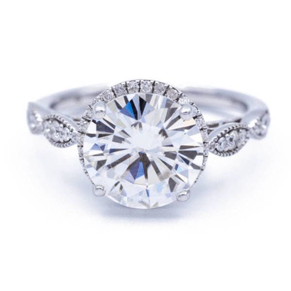 10 Mm Runde Moissanite 14Kw Milgrain Schaft Mit Filigranen Korb Design Halo Diamant Akzent Ring 4.35 Cttw 10 Mm Runde Moissanite 14Kw Milgrain Schaft Mit Filigranen Korb Design Halo Diamant Akzent Ring 4.35 Cttw von FireandBrilliance