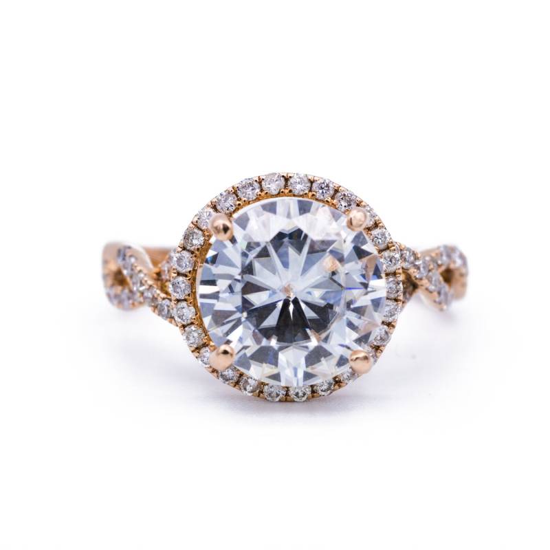 10mm Runde Moissanite 14K Rose Gold Unendliche Band Halo Micropave Diamant Ring 4.45 Cttw von FireandBrilliance