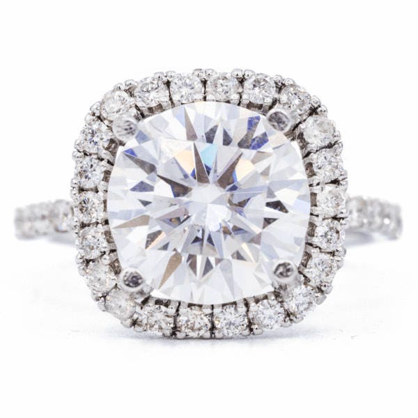 10mm Runde Moissanite 14K Weißgold Halo Ring 4, 60 Karat Gesamtgewicht von FireandBrilliance