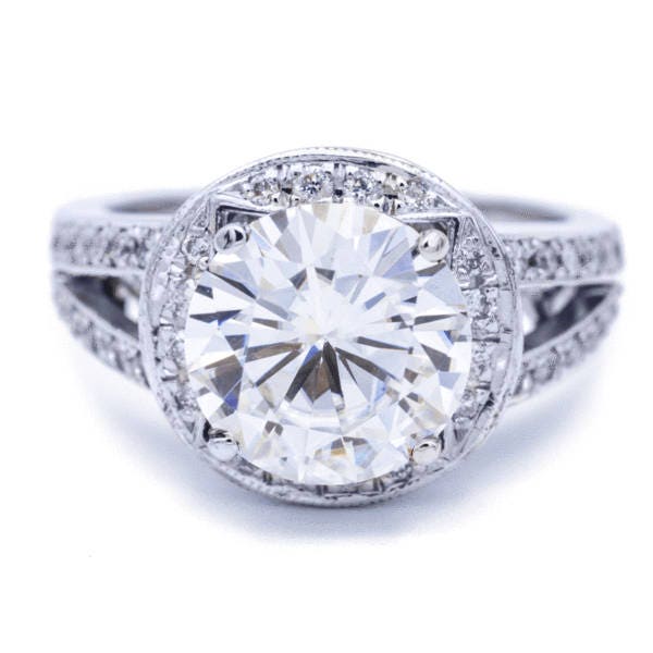 10mm Runde Moissanite Und Diamant Halo 18K Weißgold Ring 4, 4 Karat Gesamtgewicht von FireandBrilliance