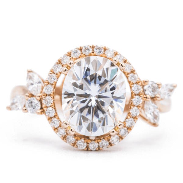 10x8mm Oval Moissanite 14K Rose Gold Halo Mit Seitlichen Diamanten Ring 3, 50 Cttw von FireandBrilliance