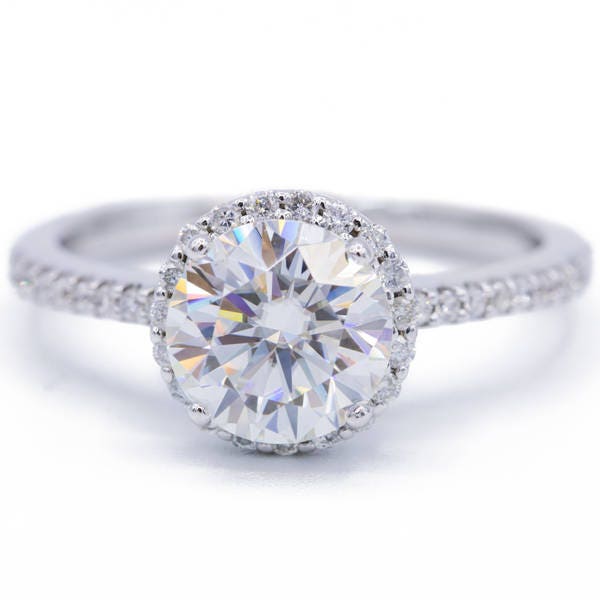 6, 5 Mm Runde Moissanite 14K White Gold Antik Halo-Korb-Ring von FireandBrilliance