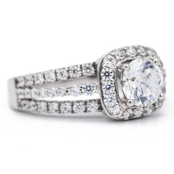 6, 5 Mm Runde Moissanite 14K White Gold Diamond 4 Zinke Kissen Halo Split Schaft Ring 1, 90 Cttw 6, 5 Mm Runde Moissanite 14K White Gold Diamond 4 Zinke Kissen Halo Split Schaft Ring 1, 90 Cttw von FireandBrilliance