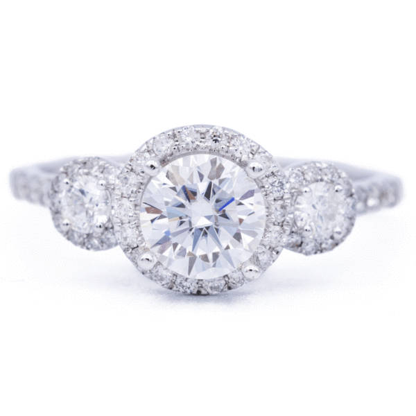 6mm Runde Moissanite 14K Weißgold Halo Ring 1, 15 Karat Gesamtgewicht von FireandBrilliance