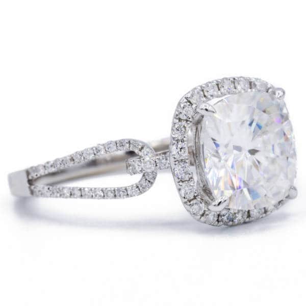 7, 5 Mm Kissen Moissanite 14K Weißgold Halo Fliege Diamant Mikro Einbauring 2, 4 Karat Gesamtgewicht 7, 5 Mm Kissen Moissanite 14K Weißgold Halo Fliege Diamant Mikro Einbauring 2, 4 Karat Gesamtgewicht von FireandBrilliance