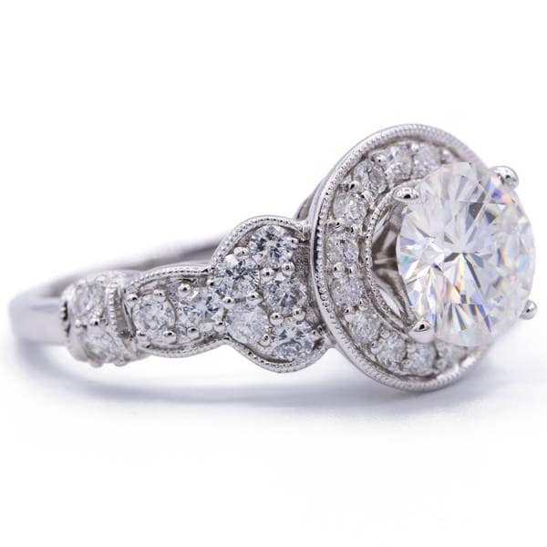 7, 5 Mm Runde Moissanite 14K Weißgold 4 Krallen Halo Filigrane Design 2, 30 Karat Gesamtgewicht Diamant Äquivalent von FireandBrilliance