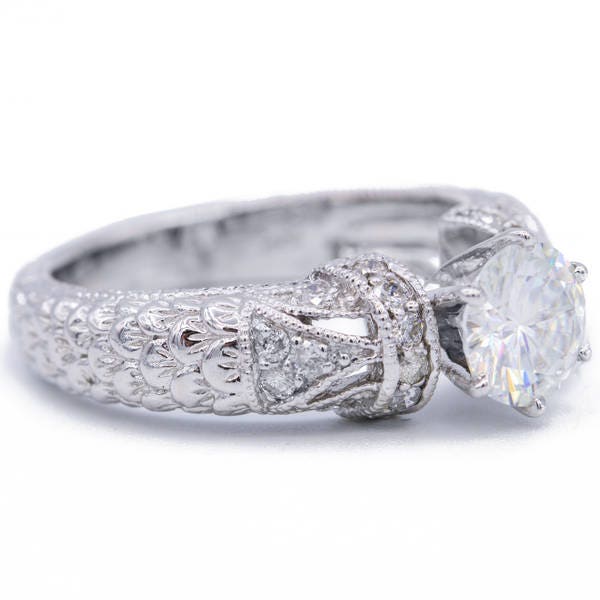 7, 5 Mm Runde Moissanite 18K Weißgold Natur Federn Diamant Filigrane Design Ring 1, 85 Karat Gesamtgewicht von FireandBrilliance