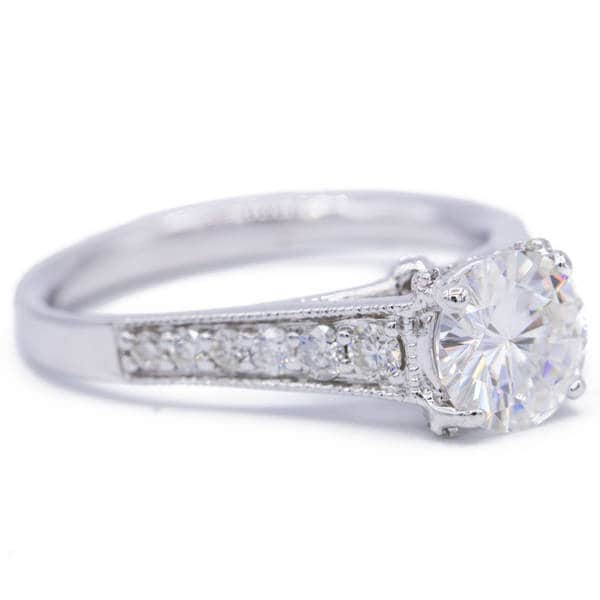 7, 5 Mm Runde Moissanite Und Diamant Channel Set 14K Weißgold Ring 2 Karat Gesamtgewicht von FireandBrilliance