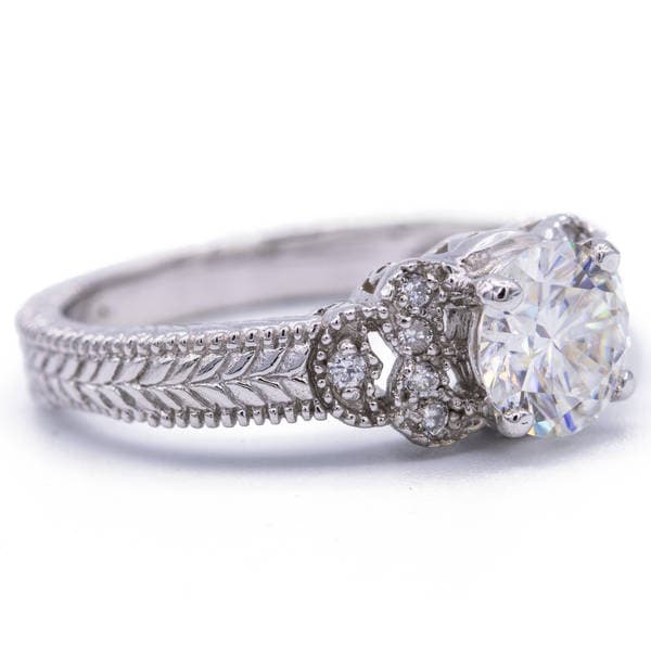 7, 5 Mm Runde Moissanite Und Diamant Filigranen Milgrain 18K Weißgold Ring 1, 6 Karat Gesamtgewicht von FireandBrilliance