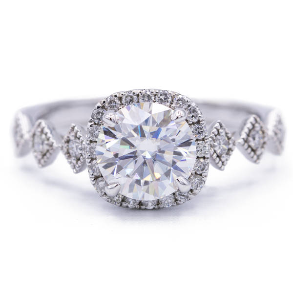 7mm Runde Moissanite 14K Weißes Quadrat Milgrain Design Schaft 4 Zinke Halo Diamant Ring 1, 55 Cttw von FireandBrilliance