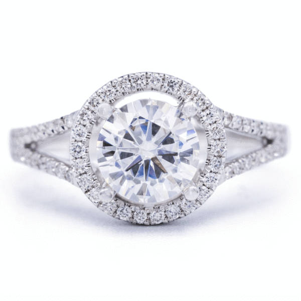 7mm Runde Moissanite 14K Weißgold Halo Ring 1, 50 Karat Gesamtgewicht von FireandBrilliance