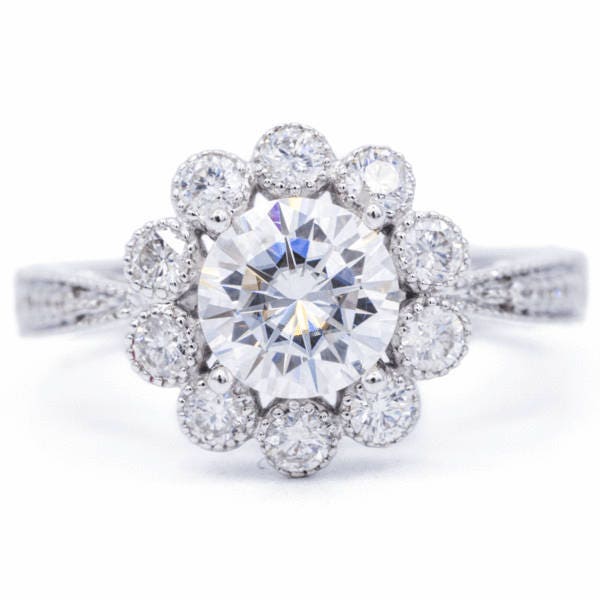 7mm Runde Moissanite 14K Weißgold Halo Ring 1, 85 Karat Gesamtgewicht von FireandBrilliance