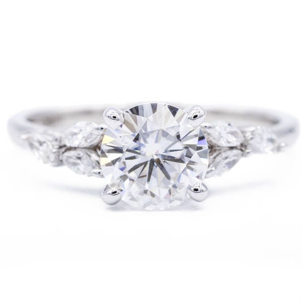 7mm Runde Moissanite 14K White Gold Marquise Diamantring Seite von FireandBrilliance