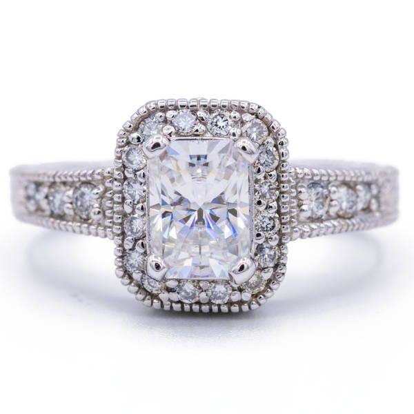 7x5mm Strahlende Moissanite 14K Weißgold Halo Mit Milgrain-Diamant-Ring von FireandBrilliance