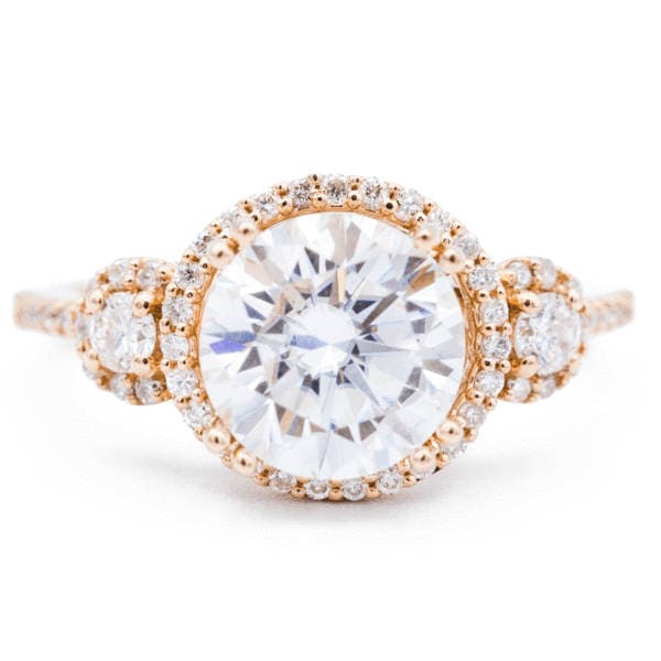 8, 5 Mm Runde Moissanite 14K Rose Gold Halo Ring 2, 75 Karat Gesamtgewicht von FireandBrilliance