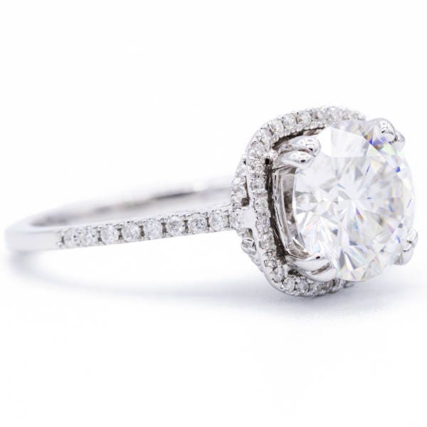 8, 5 Mm Runde Moissanite 14K Weißgold Diamant Halo Filigran Und Milgrain Ring 2, 8 Cttw von FireandBrilliance