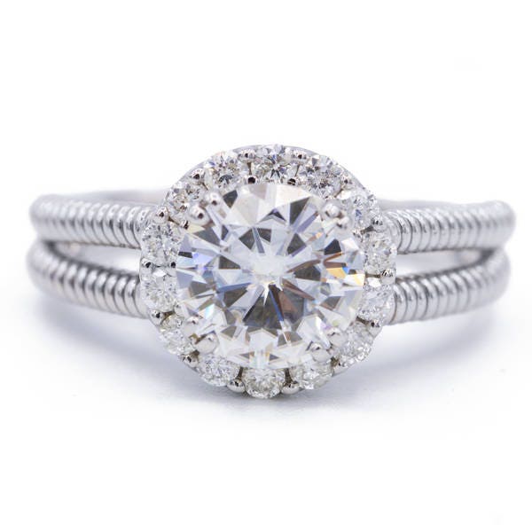 8, 5 Mm Runde Moissanite 14K Weißgold Diamant Halo & Twist Schaft Ring 2, 35 Karat Gesamtgewicht von FireandBrilliance