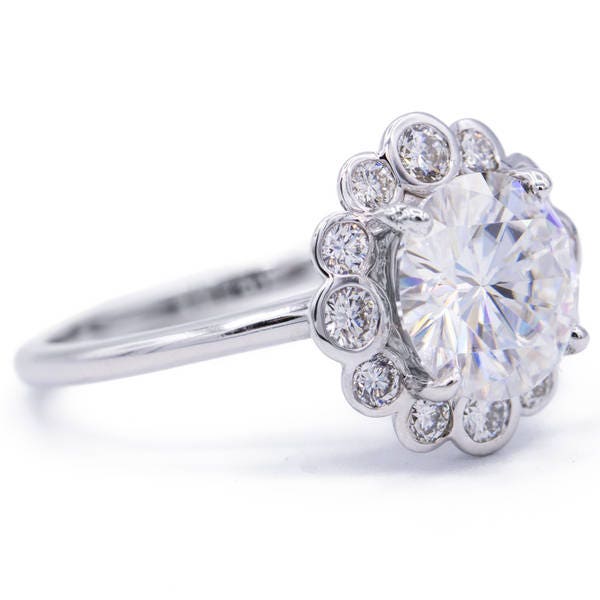 8, 5 Mm Runde Moissanite 14Kw Diamant Floral Halo Ring 2.35 Cttw von FireandBrilliance