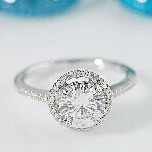 8 Mm Runde Moissanite 14K Weißgold Diamant Halo Und Schulter Klingeln 2, 2 Cttw von FireandBrilliance