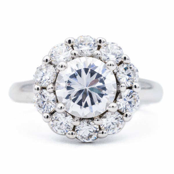 8 Mm Runde Moissanite 14K Weißgold Halo Ring 3, 50 Cttw von FireandBrilliance