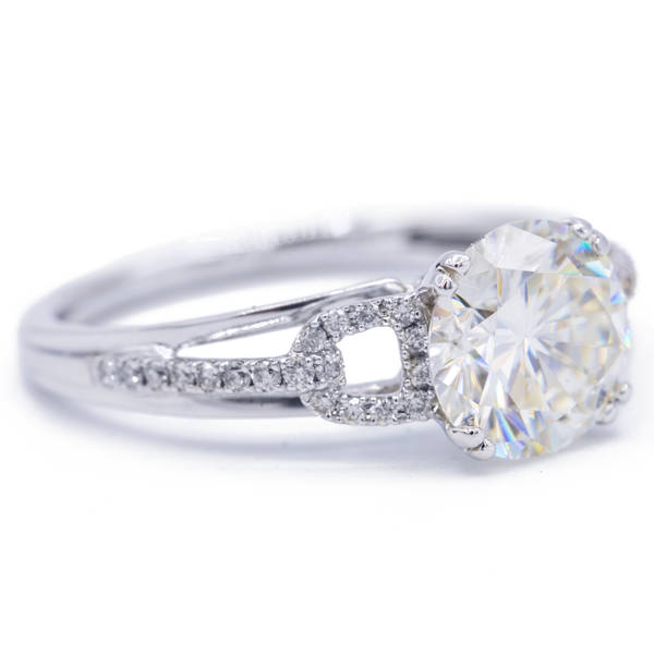 8 Mm Runde Moissanite 14K White Gold Micro Pave Diamant Schultern Klingeln 2, 2 Cttw von FireandBrilliance