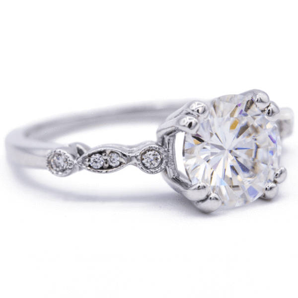 8 Mm Runde Moissanite 14K White Gold Milgrain Diamant Lünette 4 Doppel Stift Klingeln 2, 2 Cttw von FireandBrilliance