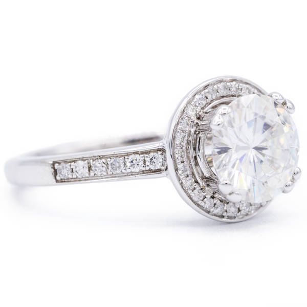 8mm Moissanite 14Kw Kanal Set Akzent Diamant Halo Ring 2, 25 Cttw von FireandBrilliance