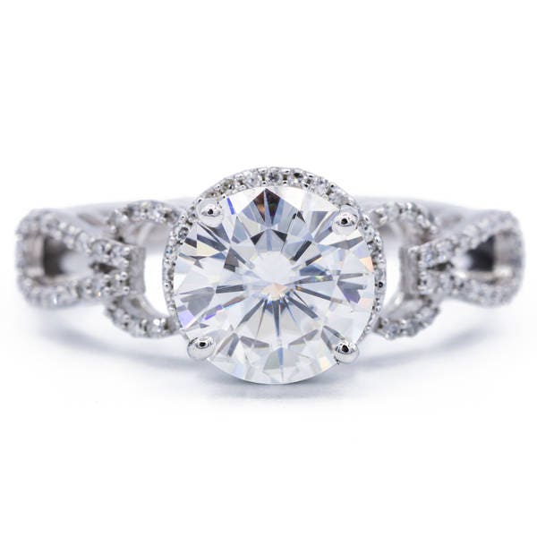 8mm Rund Geschnitten Moissanite Zentrum 14K Weißgold Diamant Wirbel Halo 2, 20 Karat Gesamtgewicht von FireandBrilliance