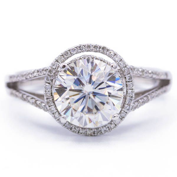 8mm Runde Immer Ein Moissanite 14K White Gold Filigran Split Band Mit Micropave Diamant Halo Und Doppelte Schultern Ring 2.35 Cttw von FireandBrilliance