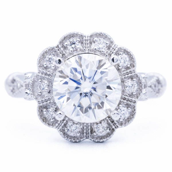 8mm Runde Moissanite 14K Weißgold Halo Ring 2, 15 Karat Gesamtgewicht von FireandBrilliance