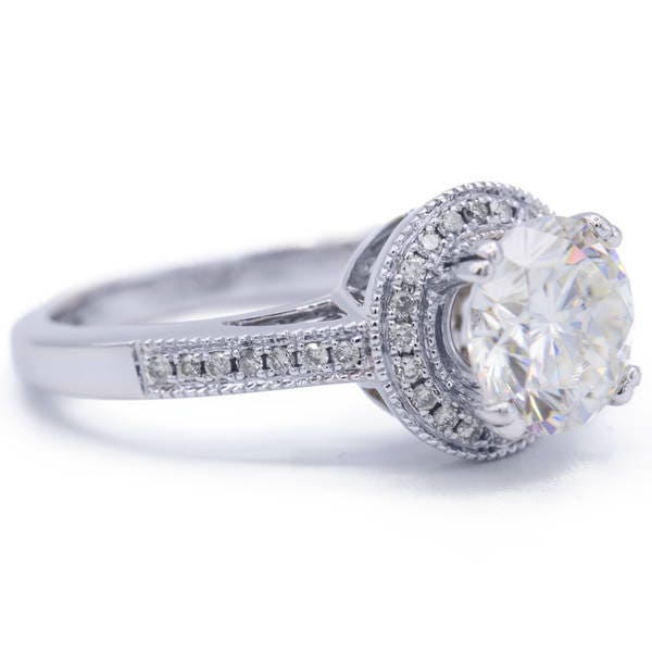 8mm Runde Moissanite 14K White Gold Filigran Kanal Set Halo Diamant Ring 2, 25 Karat Gesamtgewicht von FireandBrilliance