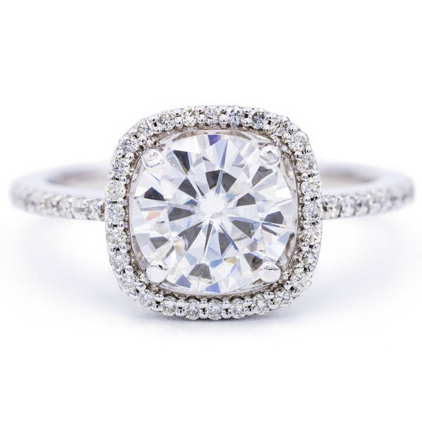 8mm Runde Moissanite 14K White Gold Mikro Pflastern Halo Filigran Krone Ring 2, 25 Cttw von FireandBrilliance