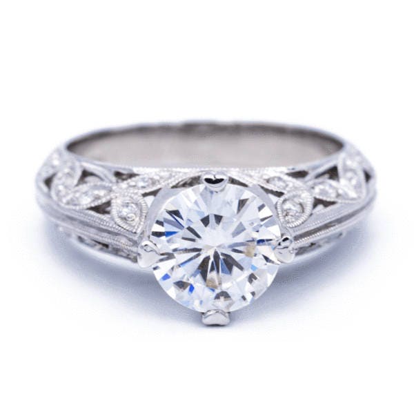 8mm Runde Moissanite 18K Weißgold Diamant Antik Floral Filigranen Ring 2, 2 Karat Gesamtgewicht 8mm Runde Moissanite 18K Weißgold Diamant Antik Floral Filigranen Ring 2, 2 Karat Gesamtgewicht von FireandBrilliance