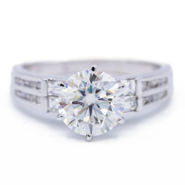 8mm Runde Moissanite Seite Baguette Diamanten 18K Weißgold Ring 2, 5 Karat Gesamtgewicht von FireandBrilliance