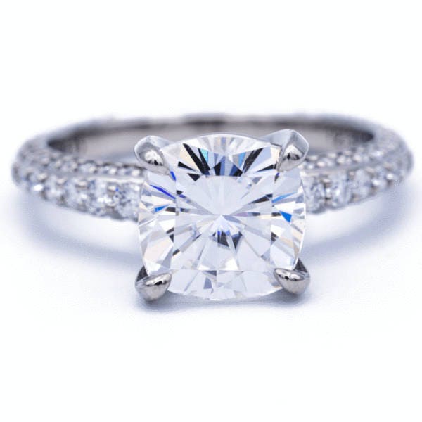 8mm Sahara Kissen Moissanite Unter Lünette Double Diamond Kanal Ring 8mm Sahara Kissen Moissanite Unter Lünette Double Diamond Kanal Ring von FireandBrilliance