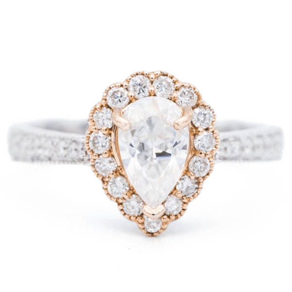 8x5mm Birne Moissanite Zwei Ton 14K Rose/Weiß Gold Halo Mit Seitlichen Diamanten Ring 1, 40 Cttw von FireandBrilliance