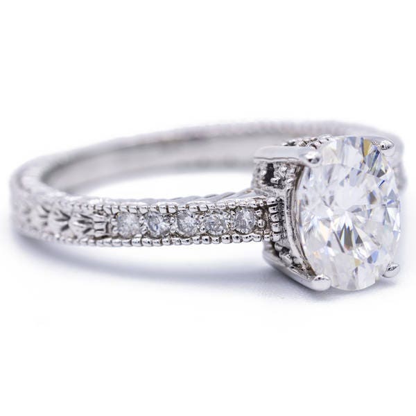 8x6mm Oval Moissanite 14K White Gold Geätzt Filigrane Diamant Schultern 1, 65 Karat Gesamtgewicht von FireandBrilliance