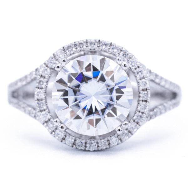 9mm Runde Moissanite 14K Weißgold Halo Ring 3, 10 Karat Gesamtgewicht von FireandBrilliance