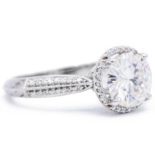 9mm Runde Moissanite 14K White Gold Herz Korb Halo Micropave Double Diamond Schultern 2, 75 Cttw von FireandBrilliance