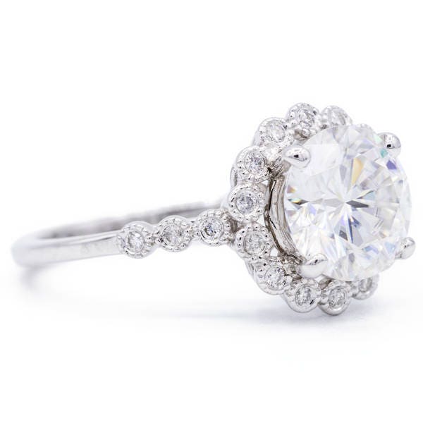 9mm Runde Moissanite Milgrain Floral Halo Diamant Lünette 4 Zinken 14K White Gold Ring 2, 95 Cttw von FireandBrilliance
