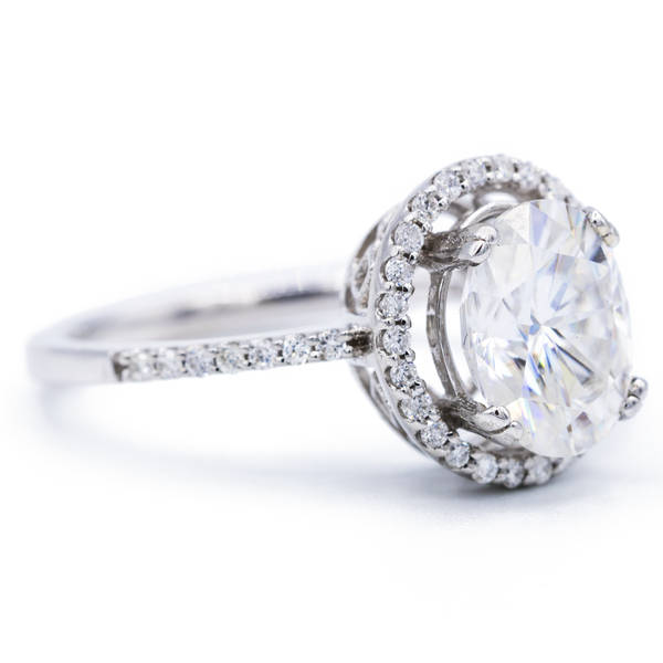 9x7mm Oval Moissanite 14K Weißgold Diamant Halo Und Filigrane Korb Design Ring 2, 45 Cttw von FireandBrilliance