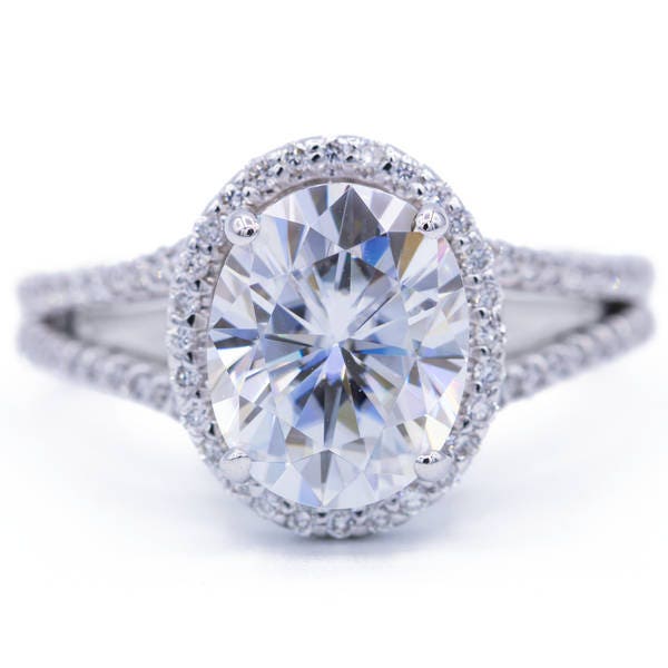 9x7mm Oval Moissanite 14K Weißgold Halo Split Schaft Diamant-Ring von FireandBrilliance