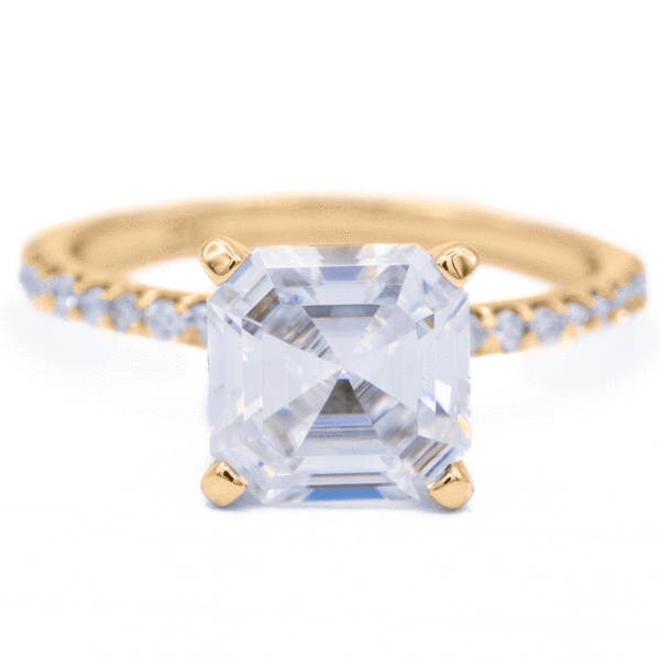 Asscher Moissanite 14K Gelbgold 4 Zinken Diamant Akzent Eis Solitär-Ring von FireandBrilliance